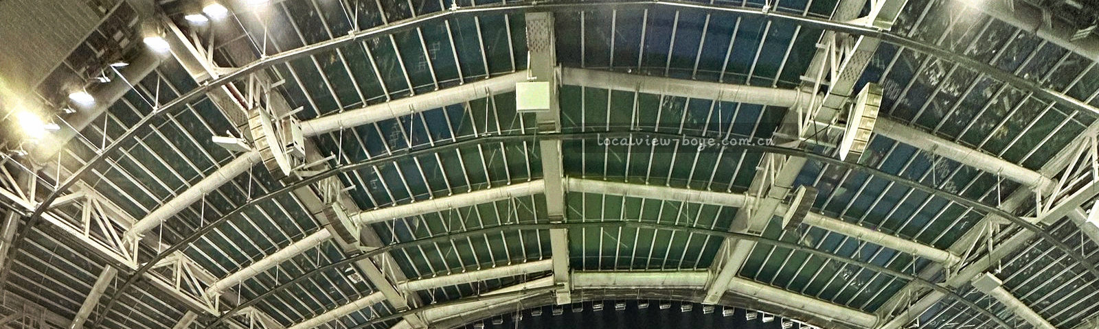 四段并排的城市肌理切片，从左到右依次对应到店、上门、线上办理与企业协作的使用场景意象